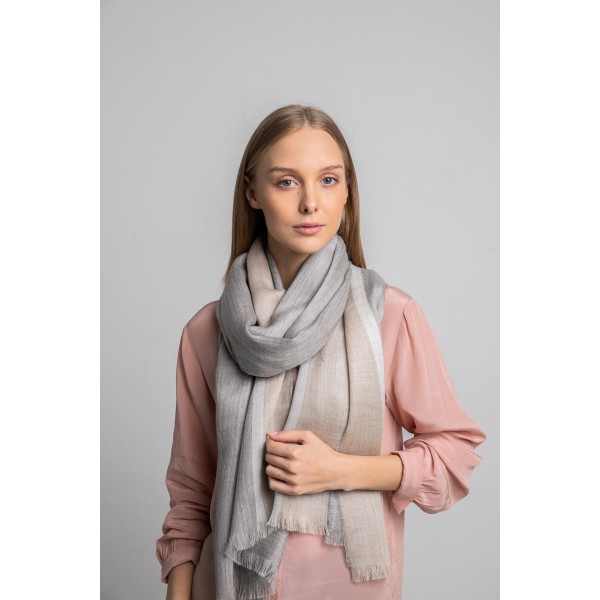 Pilkos ir smėlio spalvos alpakos - šilko šalis