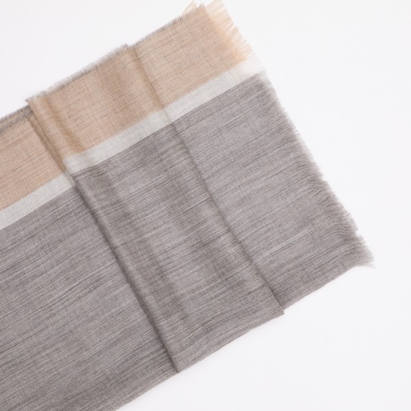 Pilkos ir smėlio spalvos alpakos - šilko šalis