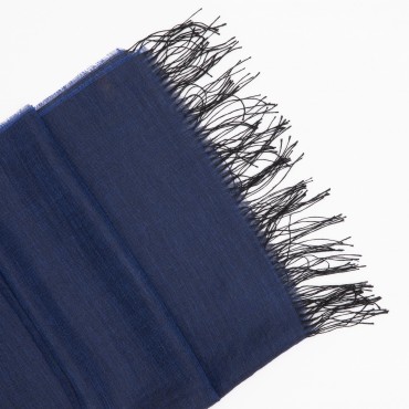 Tamsiai mėlynos spalvos alpakos - šilko šalis