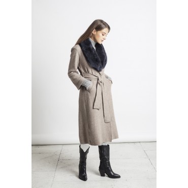 Rusvos spalvos elegantiškas paltas Alondra su pilkos spalvos kailine alpakos apykakle