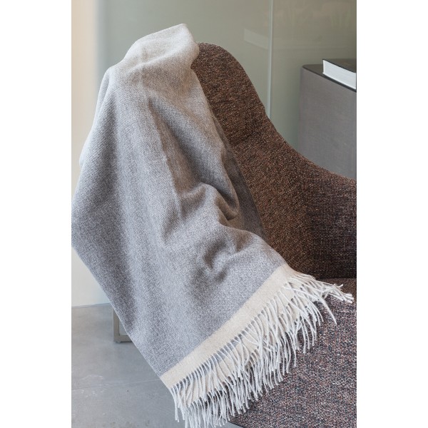 Pilkos spalvos pledas su smulkiu raštu ir šviesiu kraštu 